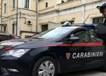 Panico in città, tenta di rubare auto e borse e ammacca la macchina dei carabinieri: arrestato