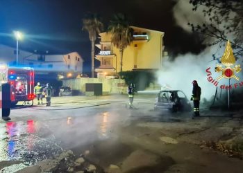 Auto in fiamme a Montesilvano, intervengono i Vigili del fuoco