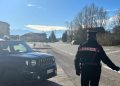 Fugge all’alt, sfreccia in auto e ferisce un carabiniere: arrestato
