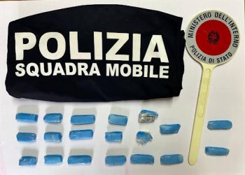Market della droga nel parcheggio di un locale, due arresti
