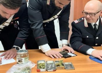 Nel salotto una poltrona imbottita di droga, beccato dai carabinieri: nei guai un 35enne