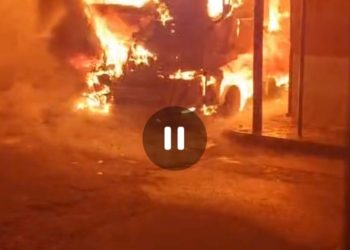 Incendio a Gioia dei Marsi, camion va fuoco: le fiamme si propagano agli edifici vicini (VIDEO e FOTO)