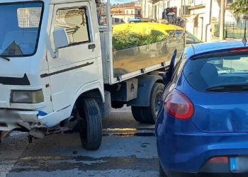 Scappa dai domiciliari, guida la macchina ubriaco e travolge 4 auto: ci sono feriti