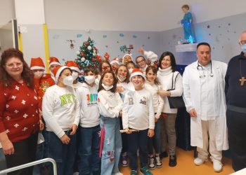 Gli auguri di Natale tra musica e divertimento per i piccoli pazienti della pediatria