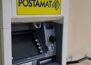 Lascia 600 euro al bancomat, una passante li restituisce alle Poste