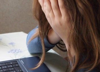 “Devi stare con me, sono innamorata”, ragazza di 23 anni perseguita una ragazzina: indagata per stalking