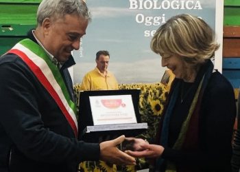 Regina di Miele 2023, consegnato riconoscimento all’Apicoltura Tieri