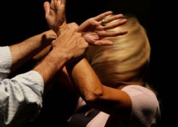Anni di botte e minacce alla moglie anche davanti ai bambini: condannato un 40enne
