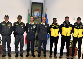 Il comandante della Guardia di finanza riceve i soccorritori che per primi arrivarono al Rigopiano