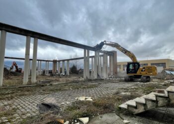 Al via la demolizione del Teatro tenda di Paganica