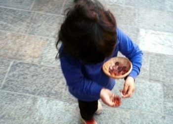 Costringevano la bambina che avevano in affidamento a chiedere l’elemosina, nei guai una famiglia