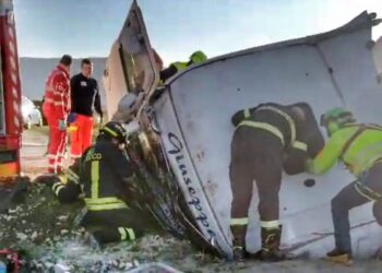 Schianto nel Fucino, autista del camion rimasto intrappolato nella cabina