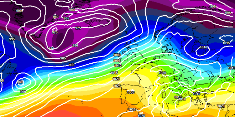 La situazione secondo il modello europeo ECMWF a 500 hpa per le ore 13:00 di Sabato 20. Venti più freddi orientali con piogge e nevicate sui rilievi in Abruzzo.