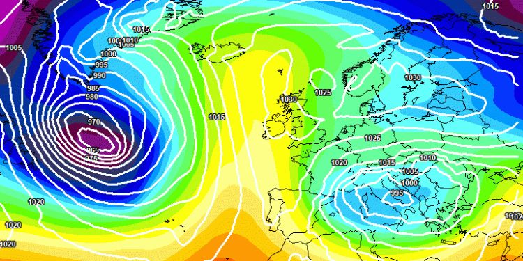 Nella figura la situazione a 500 hpa prevista per Domenica dal modello europeo ECMWF. Sull' Abruzzo saranno possibili dei fenomeni che a quote oltre i 1300 m circa potranno assumere carattere nevoso