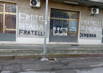 Vandali in azione a Montesilvano: scritte offensive sui muri della sede di Fratelli d’Italia
