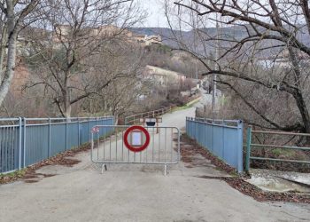 Ponte a rischio crollo, il sindaco lo chiude