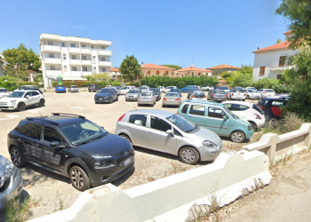 Il parcheggio gratuito di via D’Annunzio a Roseto resta aperto: raggiunto l’accordo