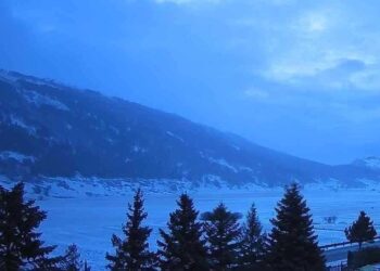 Abruzzo regno di ghiaccio, la neve ricopre borghi, montagne e laghi: le straordinarie immagini (fotogallery)