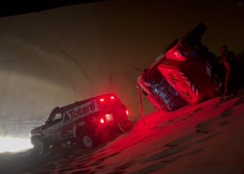 Dakar, i fratelli Totani salvano l’equipaggio di un camion ribaltato tra le dune (foto)