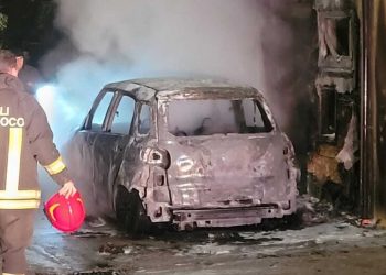 L’incendio di un’auto minaccia le abitazioni, paura tra i residenti: ipotesi atto doloso