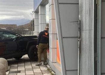 Sfonda la vetrina di un negozio con la sua auto, paura tra i clienti (foto)