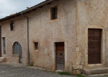 In Abruzzo la casa medievale più piccola al mondo riapre le sue porte: solo 8 metri