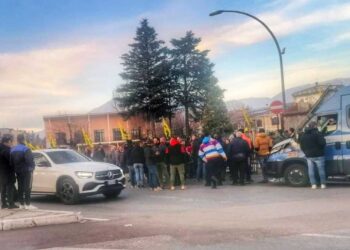 Caos in piazza Castello, arrivano gli agricoltori in protesta da Pescara: fateci parlare con il ministro
