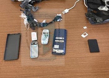 Due cellulari nascosti nelle scarpe da portare in carcere, beccata dagli agenti penitenziari