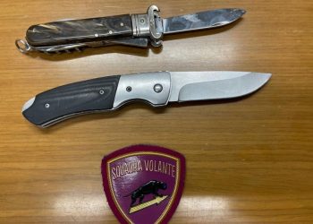 In giro con due coltelli nella tasca della giacca, denunciato