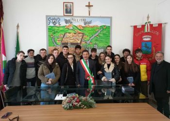 Cerimonia a Pollutri, consegnata una copia della Costituzione ai diciottenni