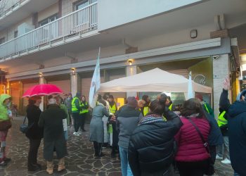 Esplosione di solidarietà a Roseto: 3500 firme raccolte sotto la pioggia
