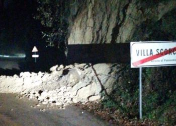 Frana a Fossacesia, carreggiata invasa dai massi: strada chiusa al traffico