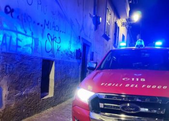 Incendio in casa durante la notte, grave una donna di 40 anni