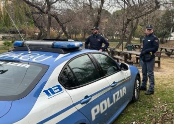Rompono un tavolo di un parco e lo trasformano in bancarella per vendere droga