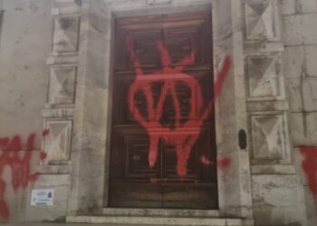 Vandali in azione nella notte a Pescara, preso di mira il palazzo della Prefettura (fotogallery)