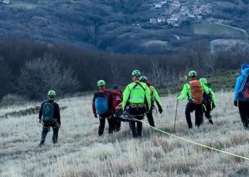 Si ferisce in montagna, l’elicottero non può atterrare per il vento: portato giù in barella