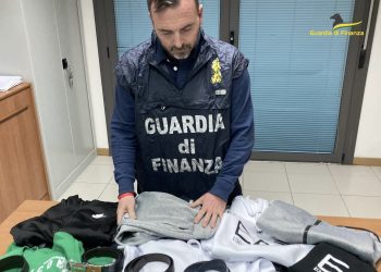 Fiera dell’Epifania, sequestrati centinaia di capi di abbigliamento all’Aquila