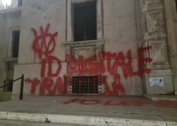 Vandali in azione nella notte a Pescara, preso di mira il palazzo della Prefettura (fotogallery)