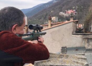 Un cerbiatto se ne va a spasso sui tetti e rimane intrappolato: salvato dai Guardiaparco (fotogallery)