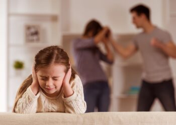 “Il compagno di mia madre la sta picchiando”, una bambina denuncia la violenza al 112