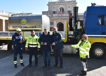 Santangelo consegna una cisterna per l’acqua potabile alla Protezione civile
