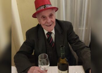 A 101 anni studia e legge ancora senza occhiali, festa grande per nonno Mario