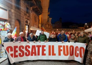 Oltre cento manifestanti in piazza a Sulmona al grido di “Cessate il fuoco”