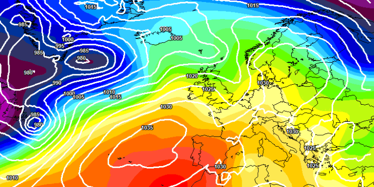 Il modello europeo ECMWF al momento vede questa situazione per le ore 13:00 a 500 hpa. In Abruzzo, cielo generalmente poco nuvoloso con qualche addensamento locale e clima non freddo (+5°c ad 850 hpa)