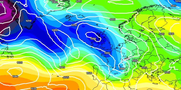 La situazione prevista dal modello europeo ECMWF, per le ore 13:00di Domenica. Saranno possibili dei rovesci anche tra moderati e forti specie sui settori interni. Nevicate oltre i 1300 m nella serata.