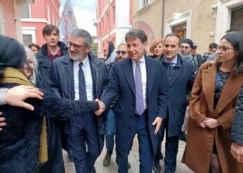 Bagno di folla per Giuseppe Conte e il candidato alla Regione Luciano D’Amico all’Aquila