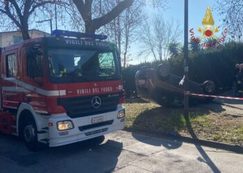 Incidente in Via Colle Innamorati di Pescara, un’autovettura ribaltata