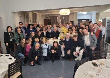 La signora Concetta dona i suoi regali di compleanno agli studenti meritevoli di Paglieta