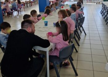 Il sindaco di Giulianova e la sua vice a pranzo con bambini della scuola “Don Milani”