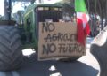 Continua la protesta dei trattori, in 60 al casello A14 di Roseto degli Abruzzi